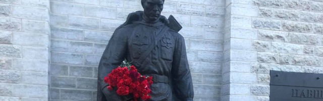 Жители Таллинна накануне 9 мая несут цветы к Бронзовому солдату
