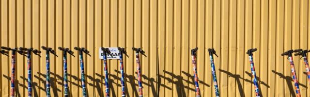 Самокаты Tuul перейдут во владение латвийской компании, которая привезла в Эстонию красные мопеды