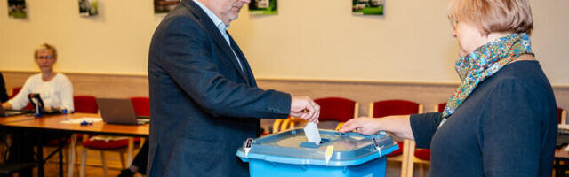 ФОТО: президент Алар Карис с супругой проголосовали на муниципальных выборах