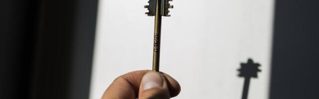 ОТВЕЧАЕТ НОТАРИУС | Как можно завещать свою квартиру соседке, если не хочется оставлять ее детям?