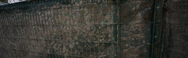 "Зеркало": забор дома на Мяннику теэ забрызгали грязью с дороги