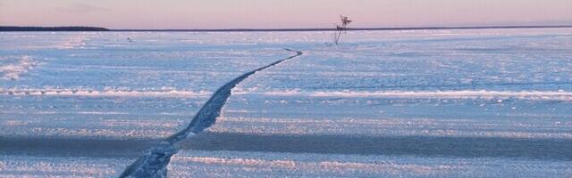 Ледовая дорога между Хийумаа и Сааремаа закрыта из-за трещин