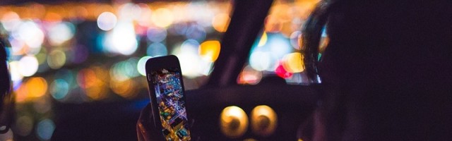 За рулём — рули: водителей Эстонии просят отложить смартфоны в стороны