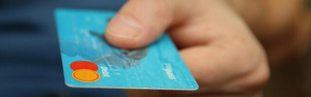 В Нарве 71-летняя женщина стала жертвой мошенников и лишилась почти 5 тысяч евро