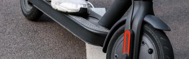 В Таллинне 14-летняя девочка на самокате попала в больницу после столкновения с автомобилем