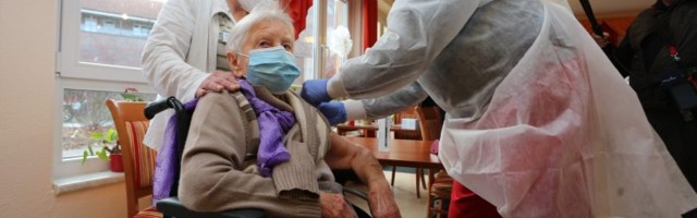 В Германии сделали первую прививку от коронавируса. Вакцину получила 101-летняя женщина