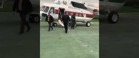 ВИДЕО | Лукашенко прилетел в Минск и вышел из вертолета с автоматом в руках