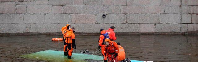 В центре Санкт-Петербурга автобус упал в реку, как минимум семь погибших