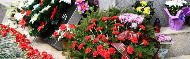 ФОТО: жители Нарвы возлагают цветы к братской могиле