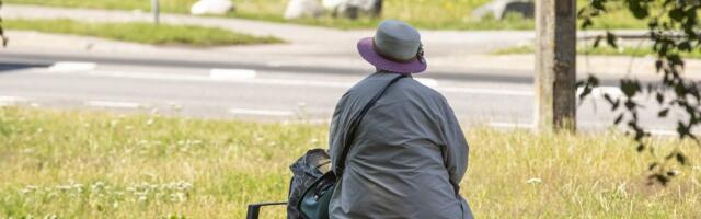 Раздосадованная пенсионерка: „почему у беспомощных забирают пособие, а трудоспособным доплачивают?“