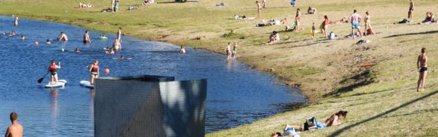 Трава на пляже: жители недовольны, кураторы говорят о пользе