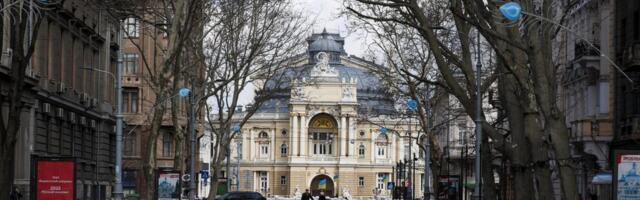 ФОТО | Одесса мешками с песком защищает свое культурное наследие от “русского мира”