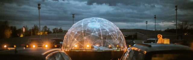 Необычный спектакль в Тарту: зрители сидят в машинах и наблюдают за актерами в светящемся пузыре