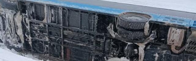 ФОТО | В Кохтла-Ярве опрокинулся линейный автобус, перевозивший пассажиров