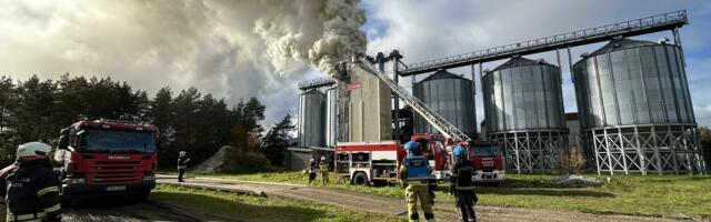 ФОТО | В Ляэне-Нигула горит сушильная башня. Окрестности окутал густой дым