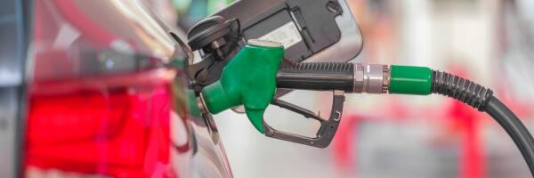 Во вторник на крупнейших АЗС немного подешевело топливо