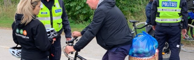 ФОТО: в Нарве велосипедистам и катающимся на роликах бесплатно раздали 25 шлемов