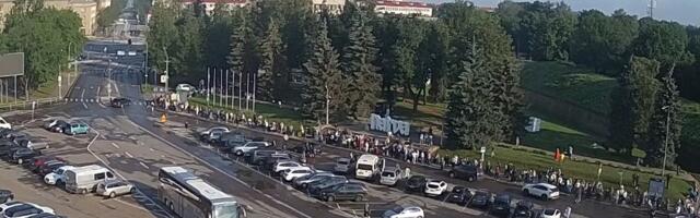 „О надежде забудьте“. На границе в Нарве снова огромная очередь, успеют ли люди перейти до грозы?