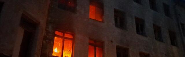 ФОТО | В Нарве горела „заброшка“. Какие еще пожары в Ида-Вирумаа в выходные добавили работы спасателям?