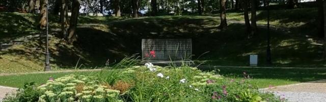 В Темном саду Нарвы демонтировали красноармейский памятник