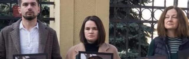 Около 50 белорусов протестовали у посольства против тюремного заключения оппозиционеров