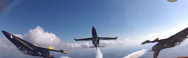 В Эстонии зарегистрировали самолеты известные пилотажные авиагруппы Breitling и "Русь"