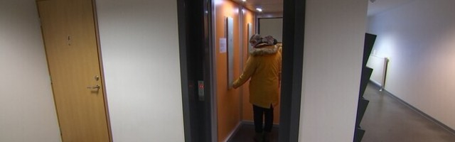 Проживающие в пятиэтажных домах без лифта пожилые люди испытывают трудности с выходом на улицу