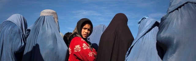 “Талибан” призвал жительниц Афганистана не выходить из дома. Потому что боевики “не обучены тому, как общаться с женщинами”