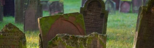 В Германии подростки нацарапали свастики на еврейских надгробиях