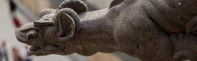 Две студентки из Японии оставили надпись на Кельнском соборе