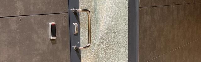 В Валга задержан мужчина, разбивший стекло на АЗС из пневматического оружия