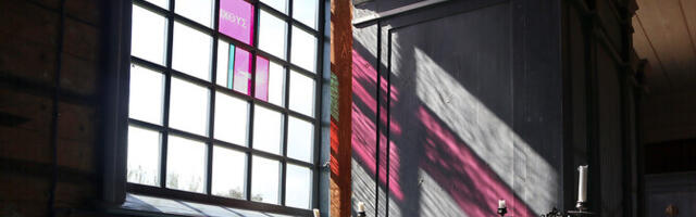 В 177-летней церкви на острове Прангли установили новые витражные окна