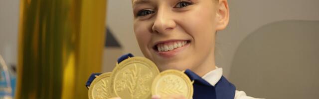 ФОТО и ВИДЕО | Двукратную чемпионку Европы Нину Петрыкину торжественно встретили в Таллиннском аэропорту