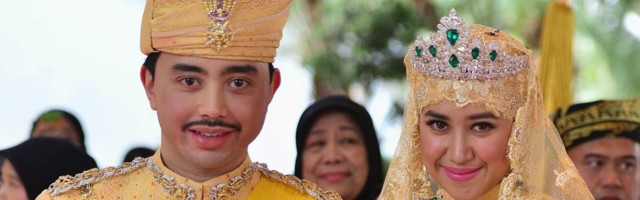 Малолетние наложницы и самый большой дворец на планете: роскошная жизнь султана Брунея
