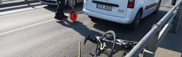 В Пярну на мосту велосипедист врезался в автомобиль