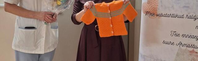 Клуб вязальщиц «28 петель», базирующийся в Нарве, подарил новорожденным около 400 вязаных изделий