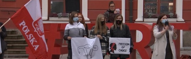 В Тарту провели акцию в поддержку протестующих против запрета абортов в Польше