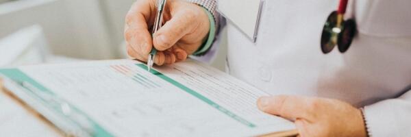 О чем пишет пресса: страсти по «больничным», неудобство депозитных стаканов