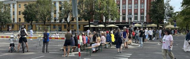ФОТО | "Сила в единстве": в Нарве рядом с границей показали спектакль об абсурдности соперничества. Люди из очереди его не увидели