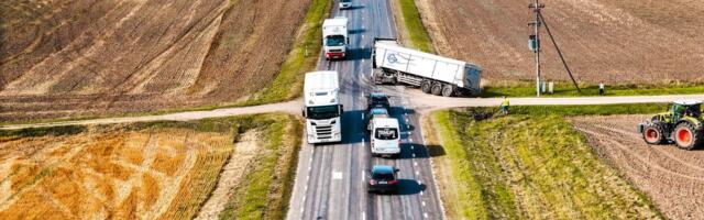 ФОТО | В Вильяндимаа грузовик перекрыл одну из полос шоссе, полиция призывает водителей быть внимательными