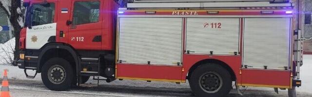 Пожар в Нарва-Йыэсуу: спасатели эвакуировали жильцов пятиэтажного дома