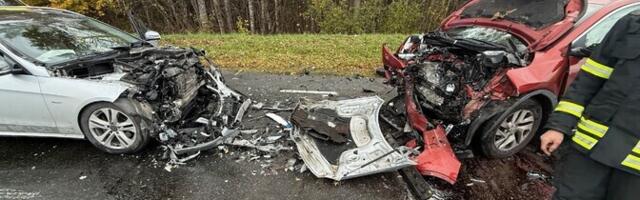 В лобовом столкновении в волости Куусалу пострадали два водителя