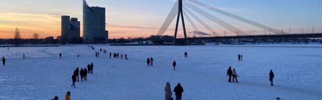 В Риге запретили хождение по льду реки Даугава из соображений безопасности