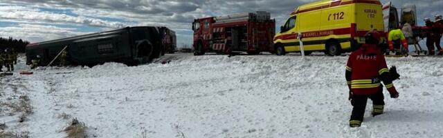 12 человек пострадали в тяжелом ДТП с рейсовым автобусом на шоссе Таллинн-Нарва