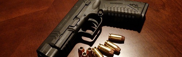 У пьяного мужчины спавшего в машине нашли нелегальное огнестрельное оружие