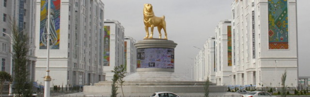 Президент Туркменистана открыл в Ашхабаде 15-метровый золотой памятник алабаю