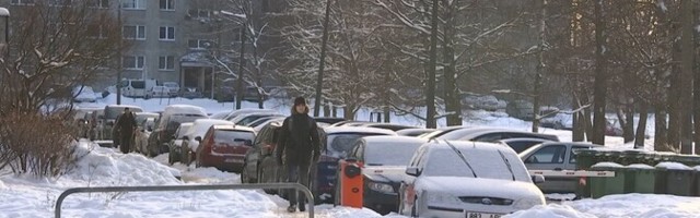 Жителей Ласнамяэ призывают убрать машины с проезжей части из-за расчистки снега
