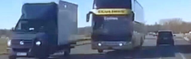 ВИДЕО | Очередной опасный маневр водителя автобуса Ecolines в Латвии. Машины на встречной полосе выезжали на обочину