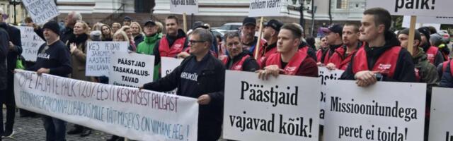 Спасатели и учителя проводят у Рийгикогу акцию протеста