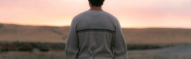 Мужчина купил очки с искусственным интеллектом и отправился искать пришельцев в пустыне